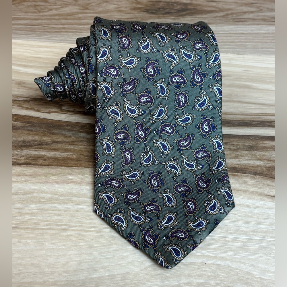 Brooks Brothers Green Paisley printed tie size 58” by 3.75.